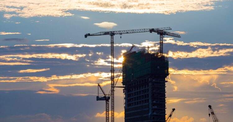 Emprego na indústria da construção aumenta acima da média, aponta CNI.